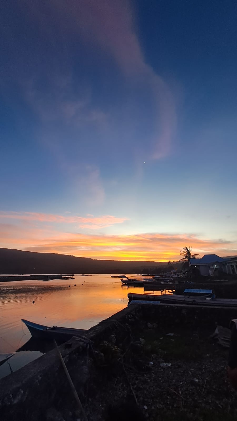 Suasana senja di belakang rumah Pak Sekdes