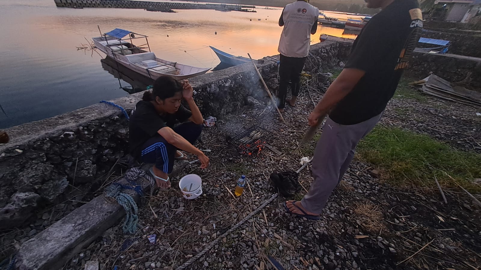 Mahasiswa KKN-PPM UGM membakar ikan di belakang rumah